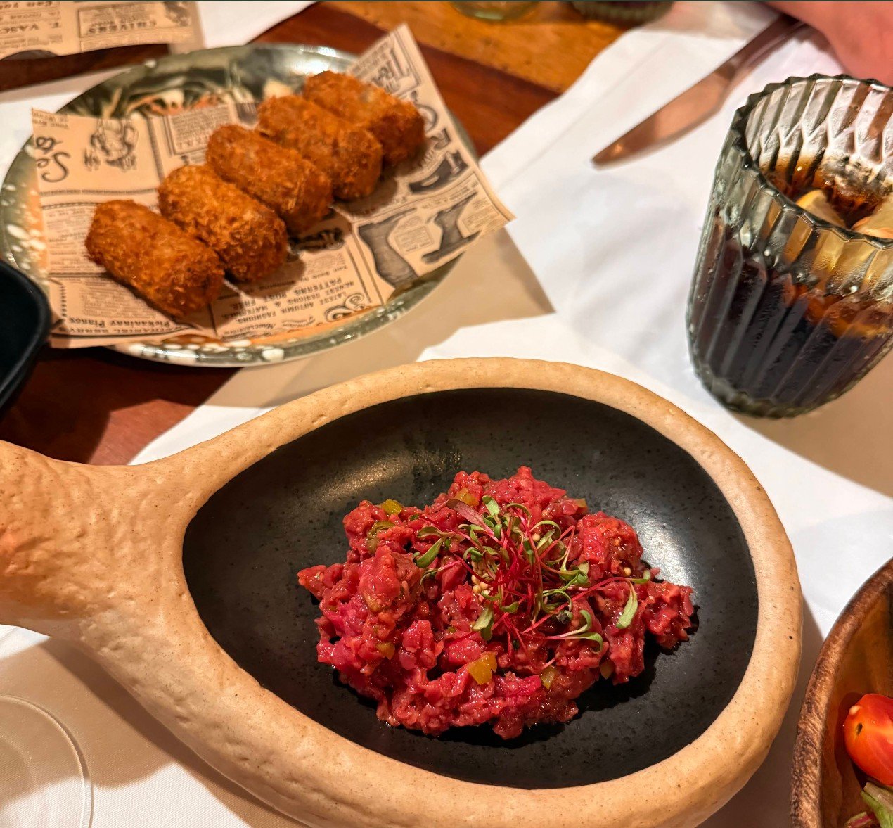 Croquetas caseras y tartar