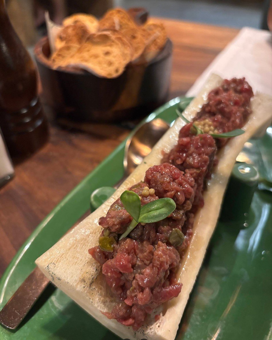 Tartar de vaca en hueso